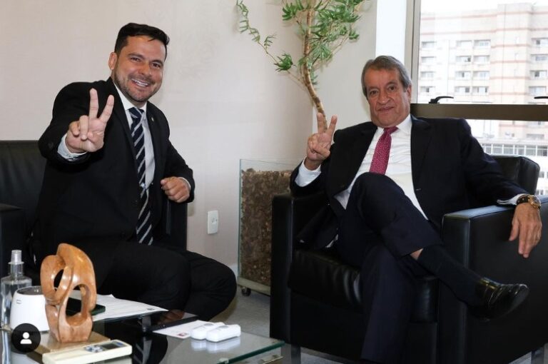 Alberto Neto posa com Valdemar Costa: “Reino dividido não prospera”