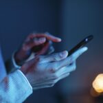 vista-lateral-do-homem-usando-smartphone