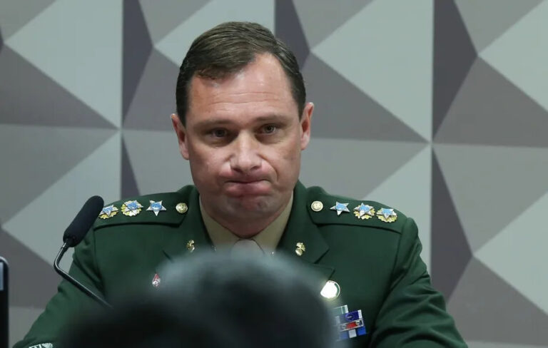 CPI do 8/1 denuncia Mauro Cid por "abuso de silêncio" em depoimento