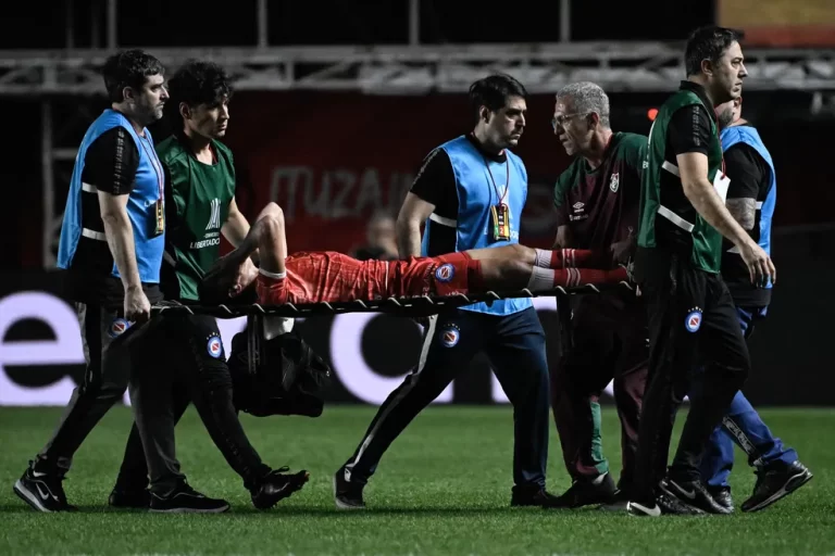 Zagueiro tem lesão assustadora em lance com Marcelo, do Fluminense