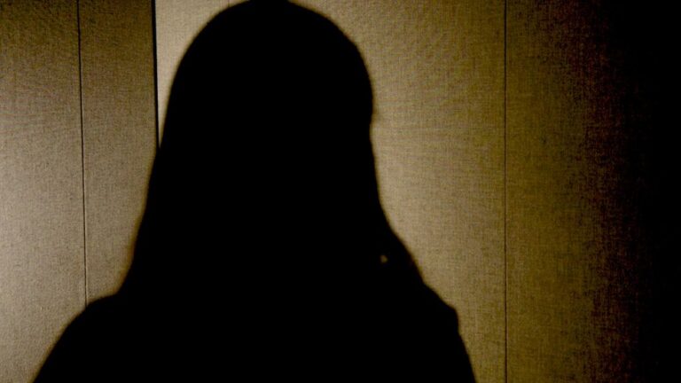 VÍDEO: Mãe é presa por favorecer prostituição de filhas de 11 e 14 anos, no AM