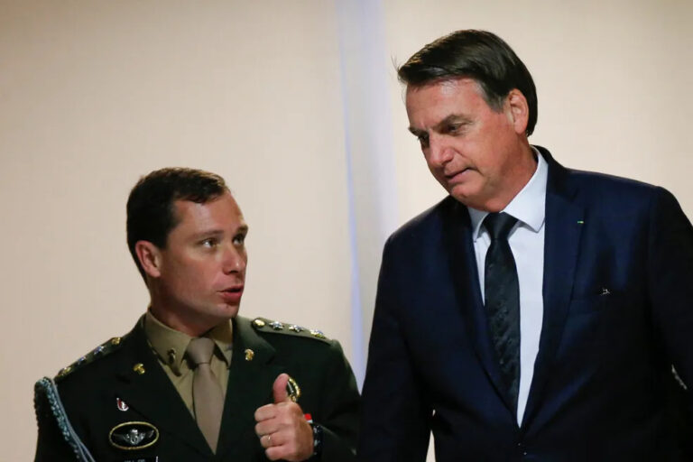 Em áudio, Cid cita 25 mil dólares para Bolsonaro e venda de joias e itens, diz PF