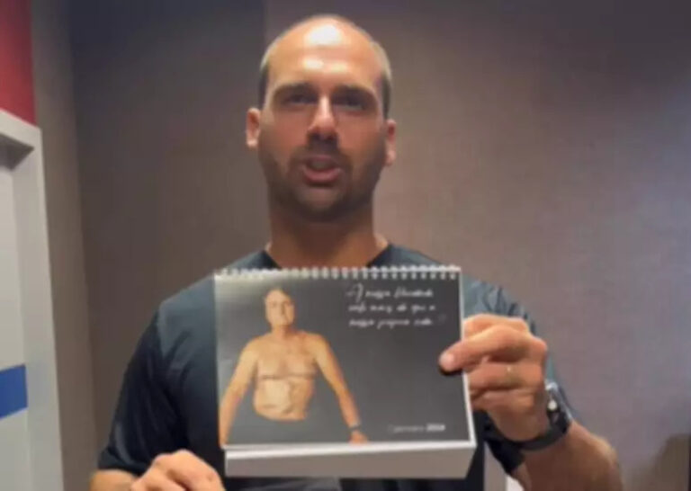 Eduardo Bolsonaro lança calendário com foto do pai sem camisa