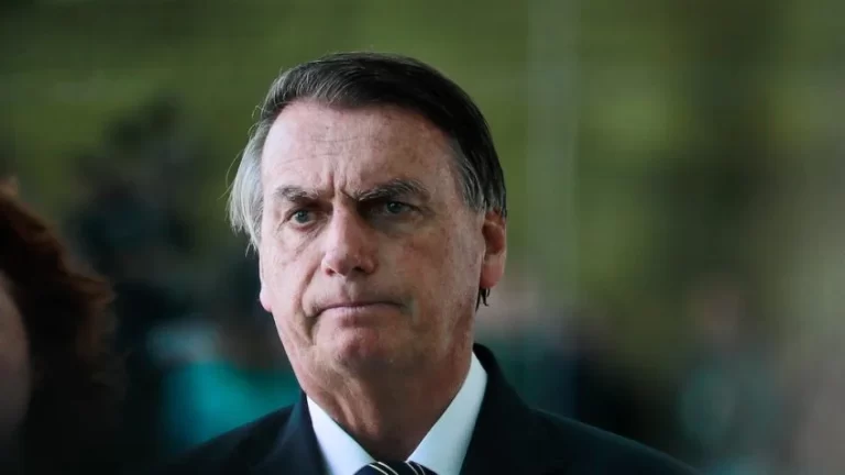 Defesa de Bolsonaro entrega passaporte do ex-presidente às autoridades