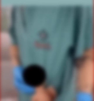 VÍDEO: Fisioterapeuta faz ‘dancinha’ com recém-nascido no bolso em hospital e cena revolta