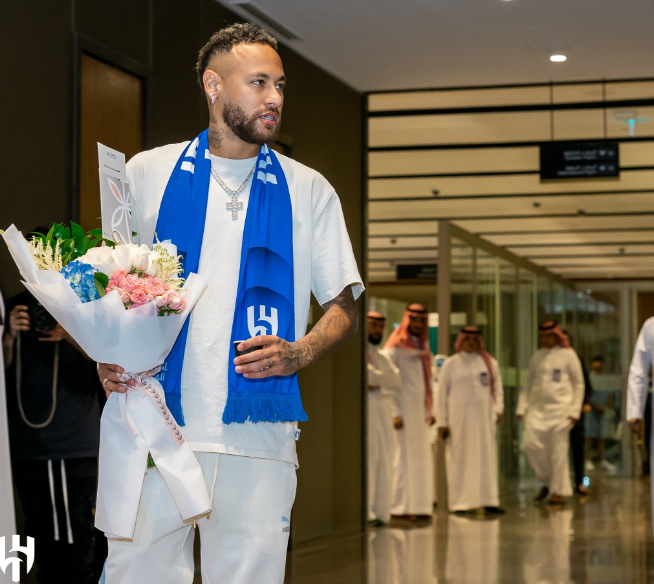 Neymar chega à Arábia Saudita usando crucifixo e gera debate