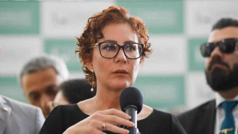 Deputada Zambelli confirma pagamento a hacker, mas diz que foi por site pessoal