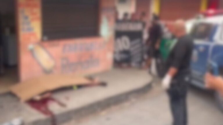 VÍDEO: Dupla encapuzada executa homem no meio da rua, em Manaus
