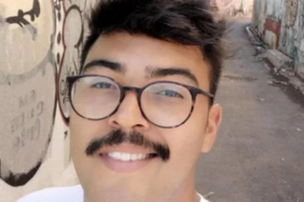 De férias, jovem joga celular no mato e some