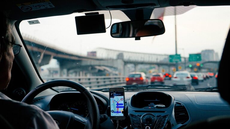 Jovem pula de carro em movimento após motorista por app borrifar ‘gás paralisante’, em SP