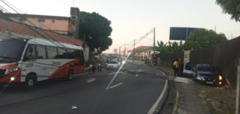 VÍDEO: Condutor perde o controle da direção e derruba poste em Manaus
