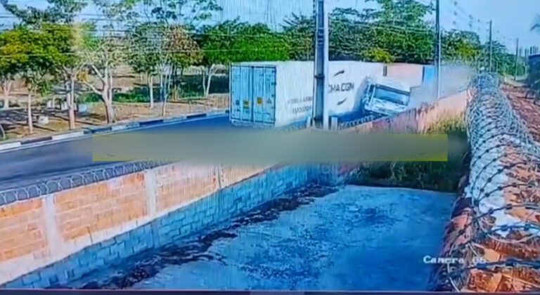 VÍDEO: Momento em que motorista perde o controle de carreta e colide contra muro, em Manaus