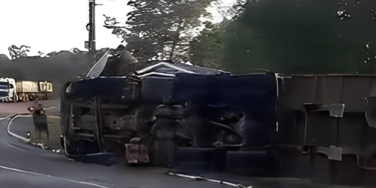 VÍDEO: Carreta tomba na estrada de Balbina, no AM, e assusta condutores
