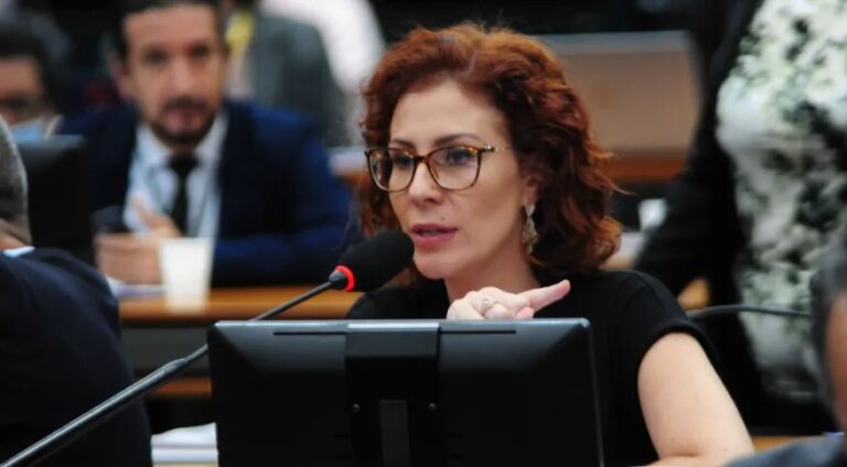 Moraes manda PF apreender passaporte de Zambelli e retira sigilo bancário de deputada