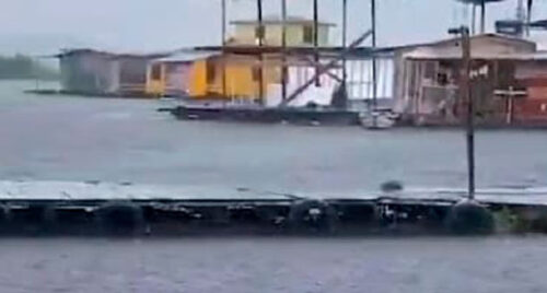 Vídeo flagra flutuante sendo arrastado durante temporal no AM; Veja