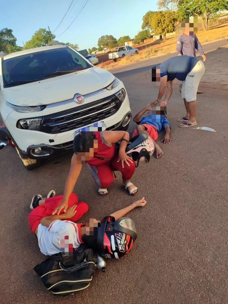 Pai e filho ficam feridos após motocicleta colidir com carro em bairro de Palmas