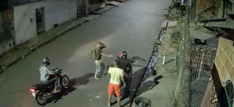 Vídeo mostra momento em que motorista  de app tem moto roubada ao finalizar corrida, em Manaus