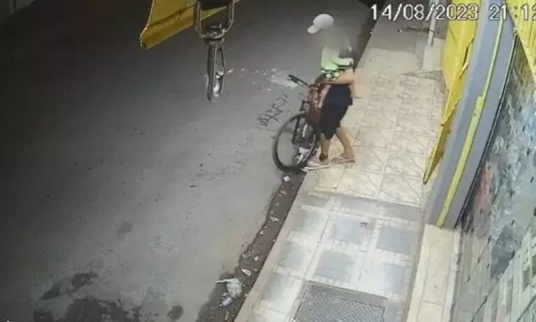 Vídeo: Homem furta bicicleta com filho de 2 anos no colo