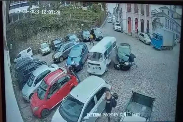 VÍDEO: Caminhonete desgovernada mata uma pessoa e deixa outras feridas em MG