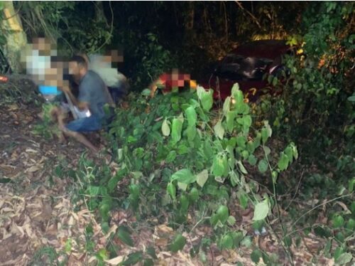 Motorista perde a direção e carro despenca com quatro pessoas em ribanceira, em Manaus