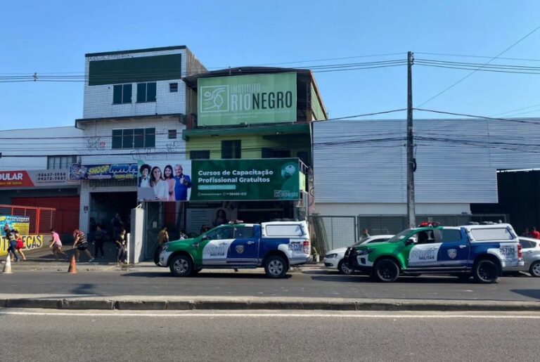 Assaltantes rendem alunos e funcionários de curso em Manaus