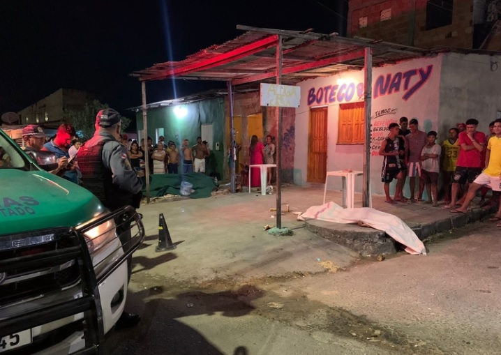 VÍDEO: Homem é morto a tiros por dupla em moto enquanto bebia em bar