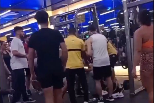 VÍDEO: Alunos brigam em academia por revezamento de aparelho
