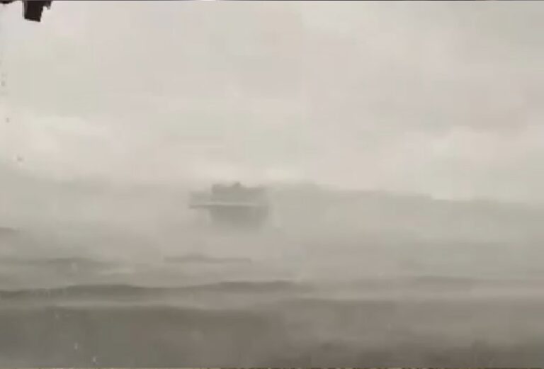 Durante forte chuva, pai e bebê são lançados ao rio e criança morre no AM