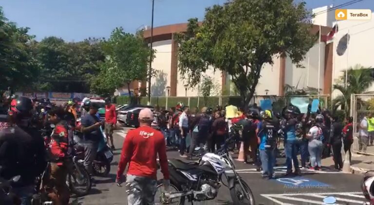 VÍDEOS: Após “PL Delivery” ser barrado, entregadores por APP protestam na CMM