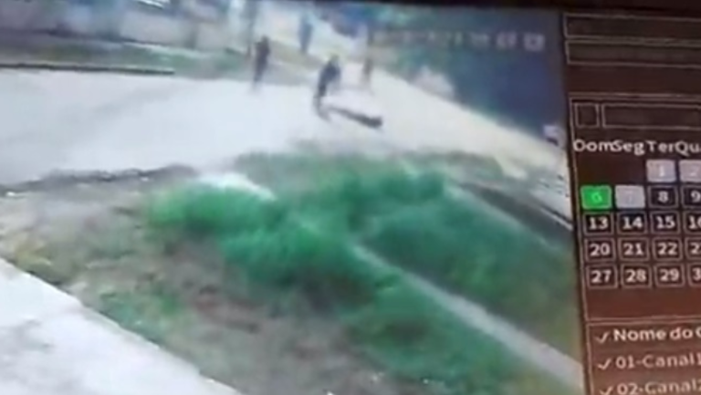 VÍDEO: Após bebedeira, grupo de adolescentes espanca homem no meio da rua no AM