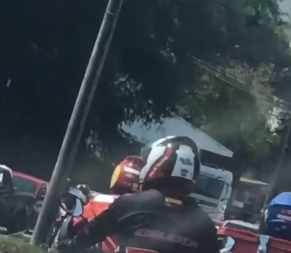 VÍDEO: Caminhão colide em poste de luz e atrapalha trânsito em Manaus 