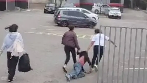 VÍDEO: Suspeito de assédio é agredido e arrastado por mulheres até delegacia