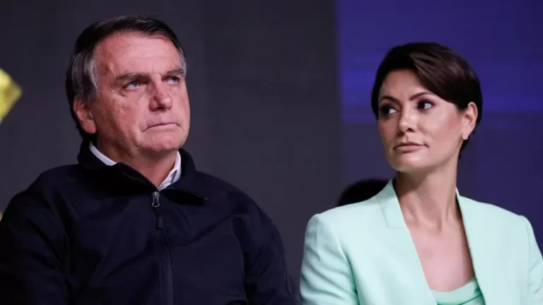 Bolsonaro quer Michelle no Senado no lugar de Moro, diz colunista