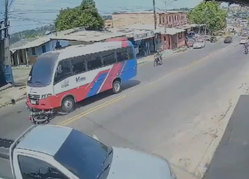 CENAS FORTES: Motociclista é arremessado após colisão com pick-up em Manaus