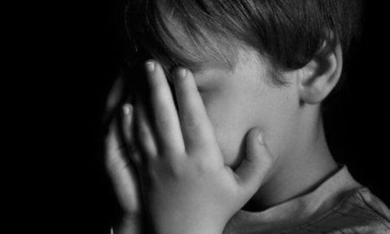 VÍDEO: mãe é presa por espancar e torturar filha de 7 anos