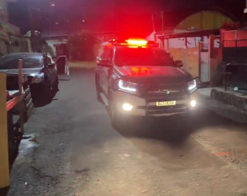 VÍDEOS: Jovem é executado dentro de casa e mãe é baleada ao tentar defendê-lo