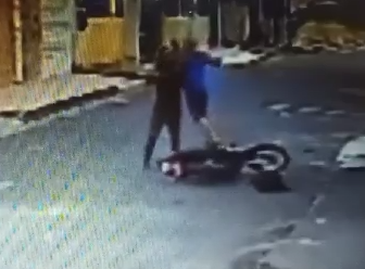 VÍDEO: Assaltante e vítima travam briga no meio da rua em Manaus