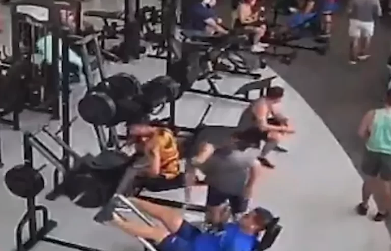 Homem atingido por aparelho de 150 kg em academia volta a sentir as pernas