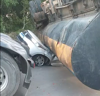 TRAGÉDIA: Carreta tomba e esmaga carro com vítima em Manaus
