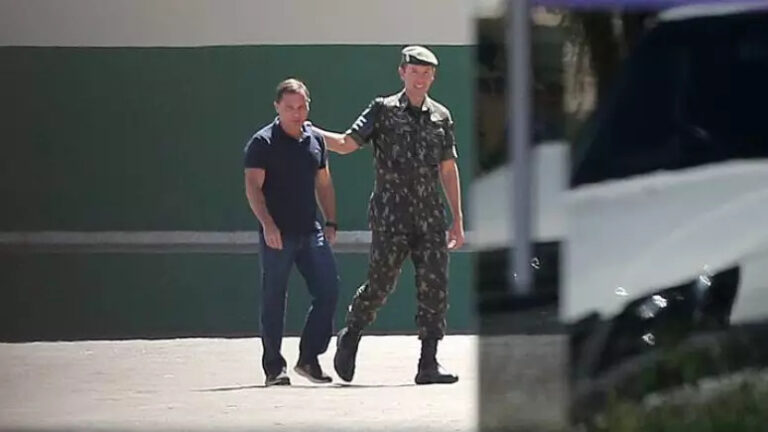 Mauro Cid deixa prisão após ter liberdade concedida por ministro Moraes Mauro Cid deixa prisão após ter liberdade concedida por ministro Moraes
