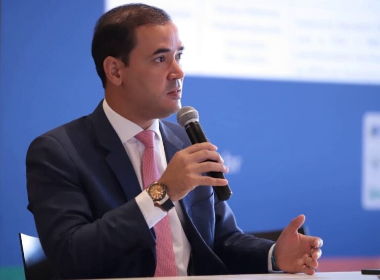 “A prioridade do Governo Federal deve ser os municípios brasileiros e não os países vizinhos” diz Vicentinho Júnior