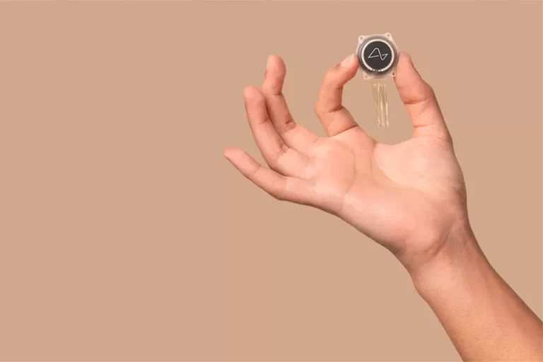 Empresa de Musk abre inscrições para testes de chips cerebrais em humanos