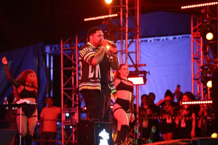VÍDEO: MC ‘Kevin O Chris’ coloca manauaras “até chão” durante #SouManaus 2023