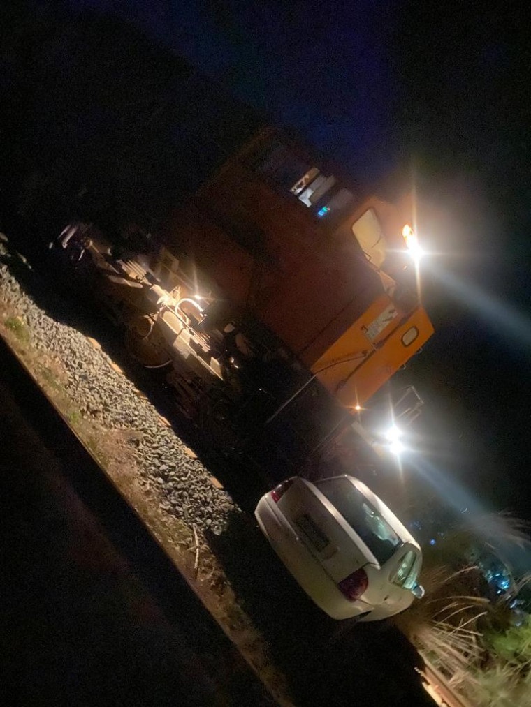 Trem de carga colide com carro parado em ferrovia do Tocantins