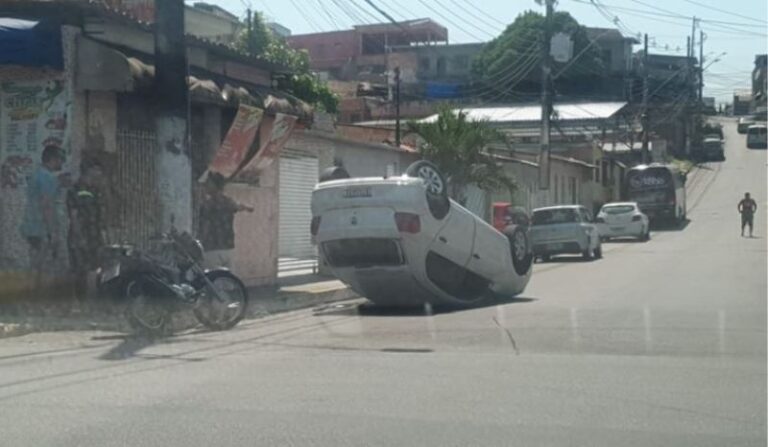 VÍDEO: Carro capota após ser atingido por veículo em cruzamento de Manaus