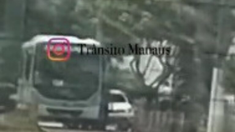 VÍDEO: Carro fica prensado entre ônibus e mureta de contensão, em Manaus