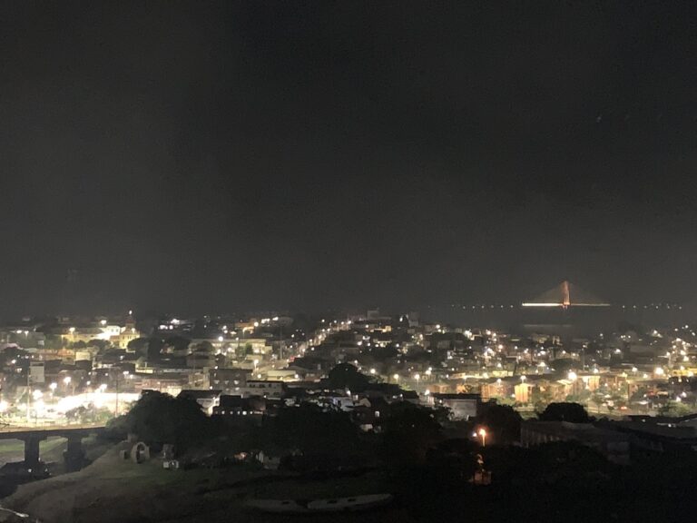 Cortina de fumaça encobre Manaus na noite desta quarta-feira (27)