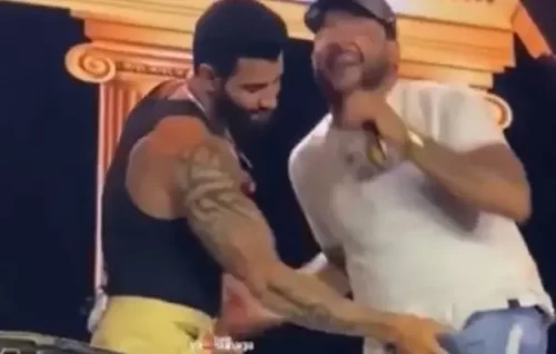 VÍDEO: Gusttavo Lima mete a mão no “pacote” do amigo durante show