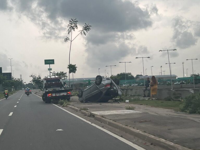 Vídeo: Carro capota em avenida em Manaus