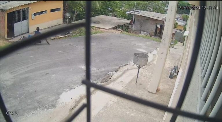 VÍDEO: Dupla tenta realizar assalto e ‘se dá mal’ ao cair de moto, em Manaus